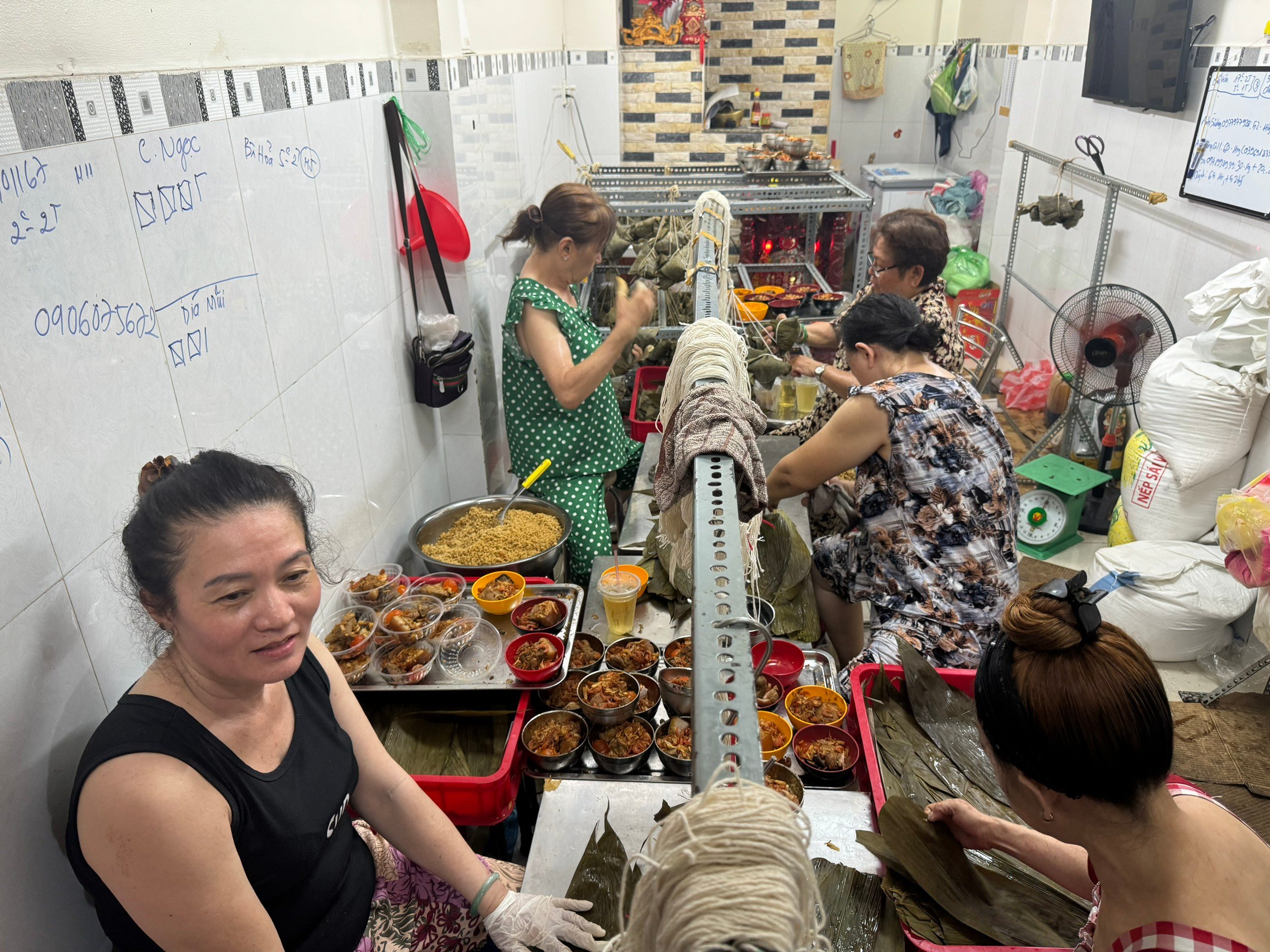 Người Hoa ở TP.HCM làm bánh bá trạng: Khách đặt trước một tháng, gói hơn 9.000 chiếc - Ảnh 2.