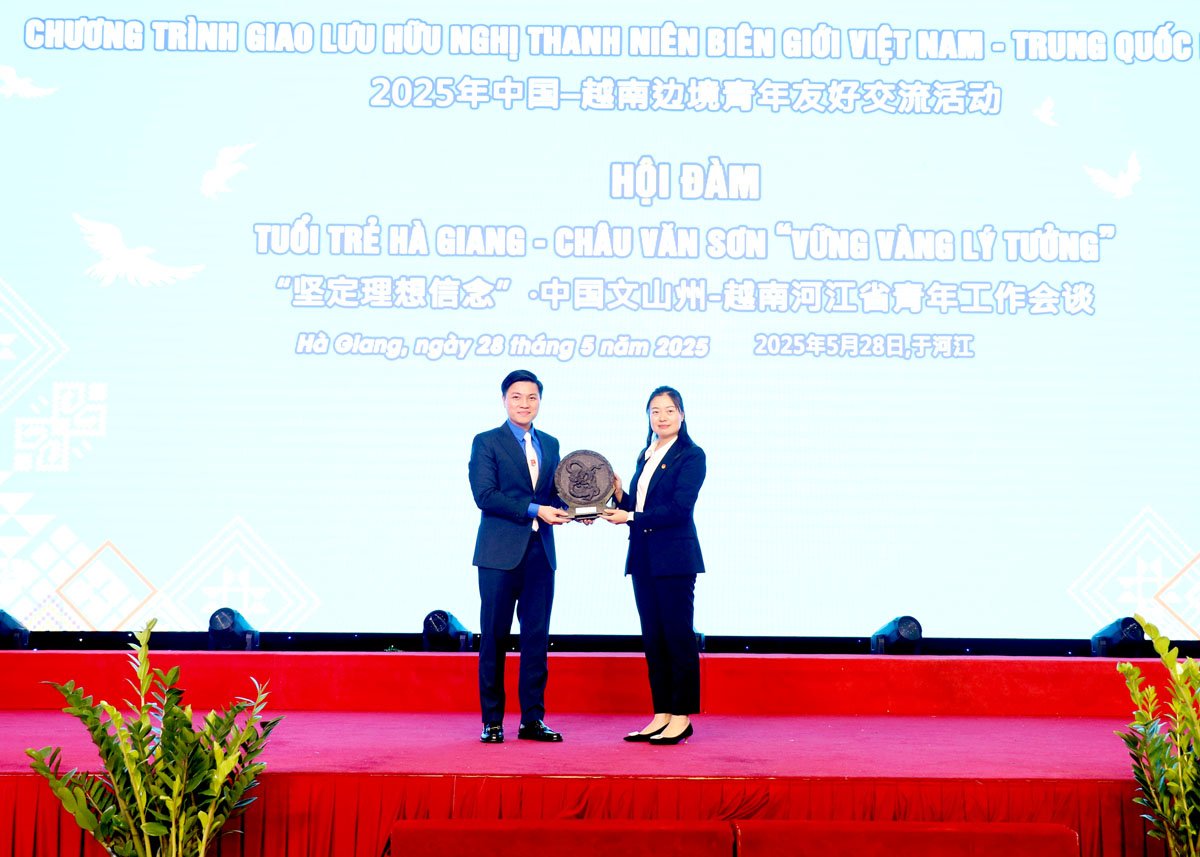 Lãnh đạo Tỉnh đoàn Hà Giang tặng quà cho Đoàn Thanh niên Cộng sản Châu Văn Sơn.