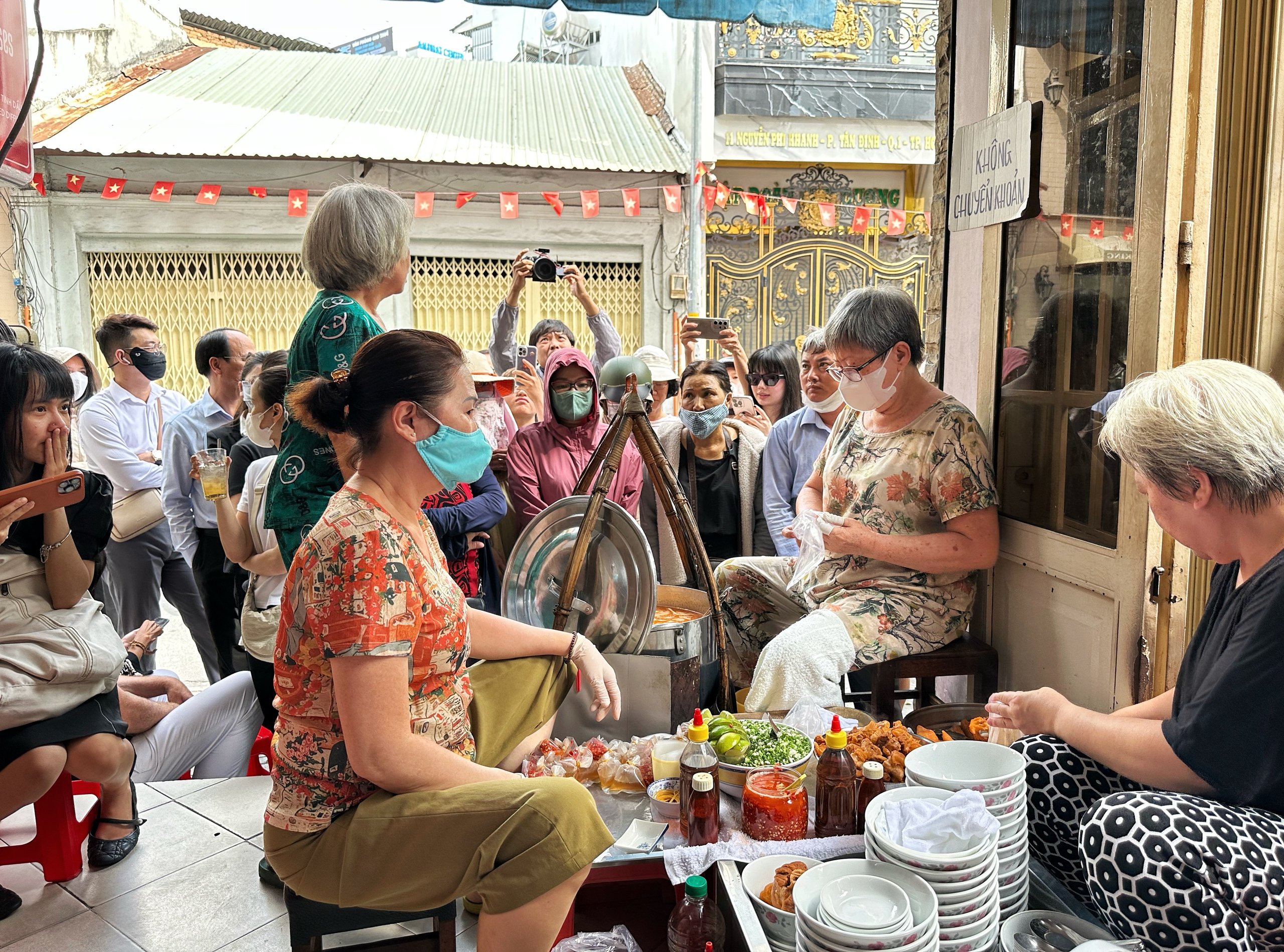 Bánh canh 'bán nhanh nhất Việt Nam' đóng cửa vĩnh viễn: Khách Tây làm điều xúc động - Ảnh 1.