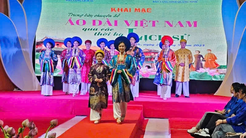 Triển lãm chuyên đề “Áo dài Việt Nam qua các thời kỳ lịch sử” ảnh 2