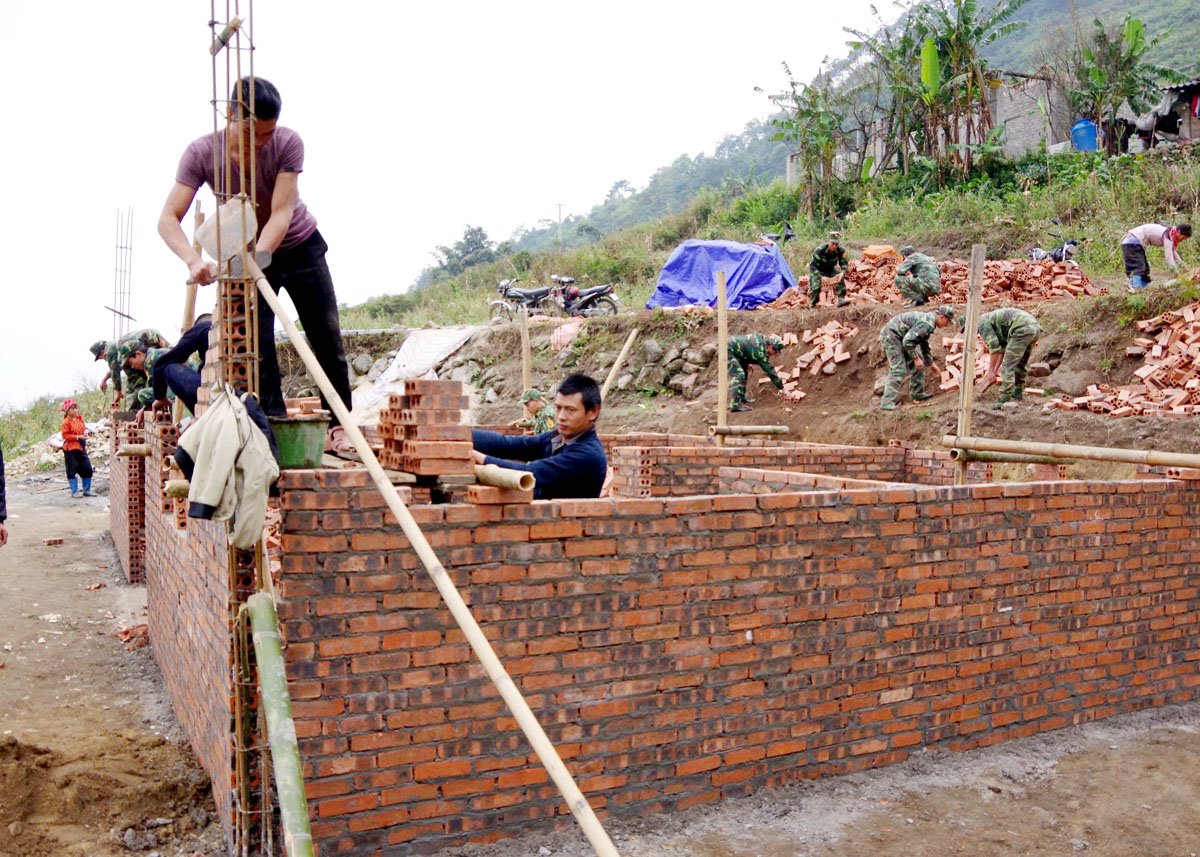 Đồn Biên phòng Thàng Tín giúp đỡ hộ ông Thèo Sào Chấn, thôn Cao Sơn Thượng, xã Pố Lồ (Hoàng Su Phì) xây nhà mới.