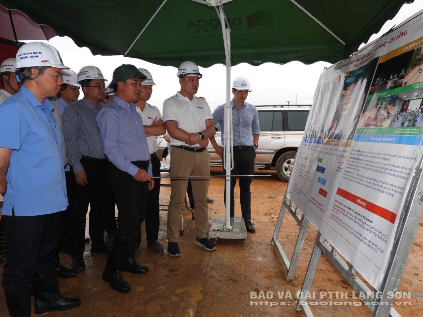 Le vice-ministre de la Construction dirige la zone d'inspection du projet sur le site