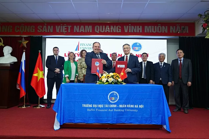 Hình 1: Ký kết Thoả thuận hợp tác giữa Trường ĐH Tài chính - Ngân hàng Hà Nội và Trường Đại học Tài chính trực thuộc Chính phủ Liên bang Nga