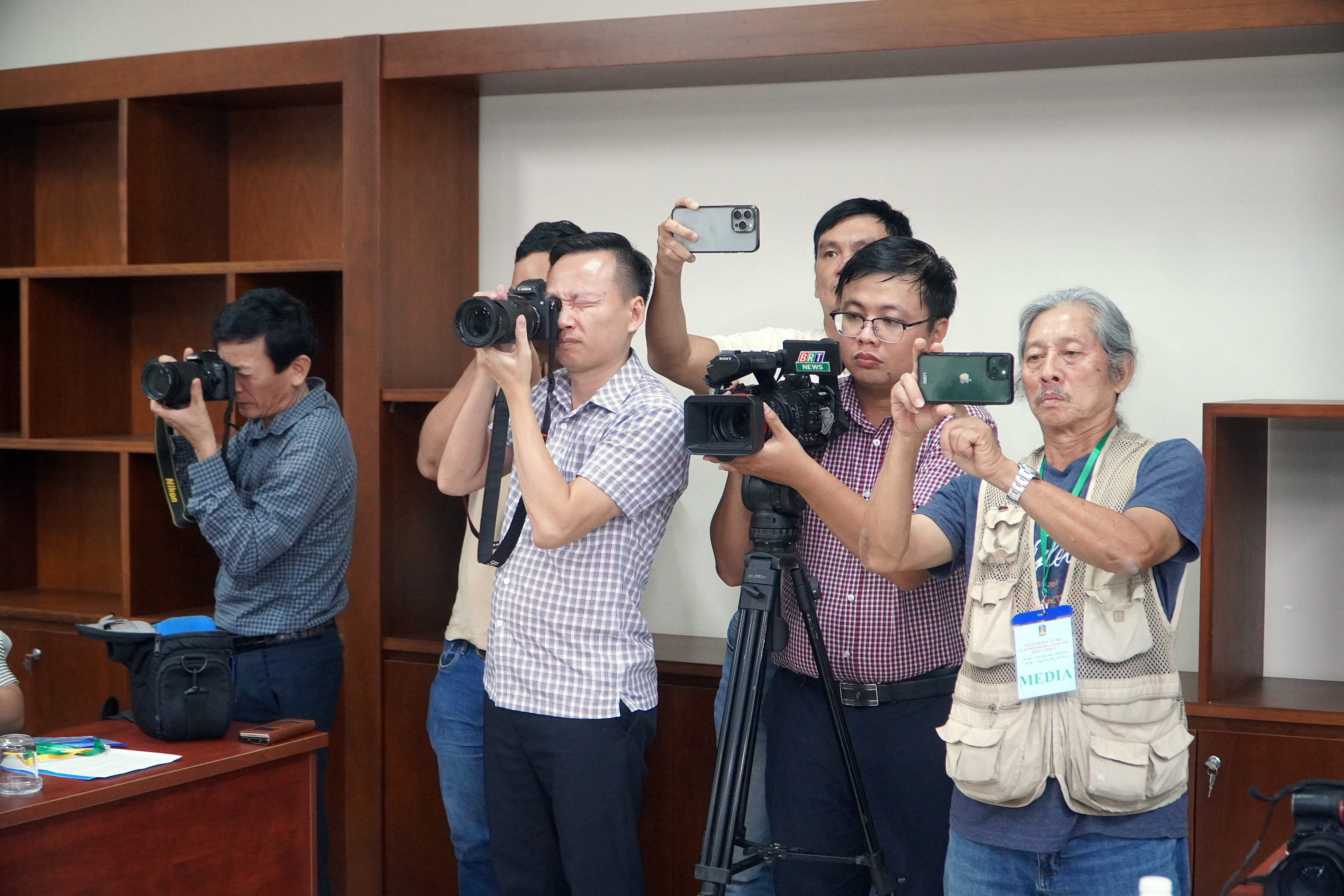 Periodistas y reporteros trabajando en la conferencia de prensa.