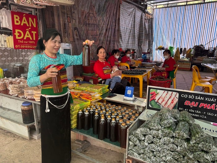 ក្មេងស្រី Muong នាំយកនំ Gai ជាអំណោយដ៏ពេញនិយមនៅ Suoi Ca Than - រូបថត ១.