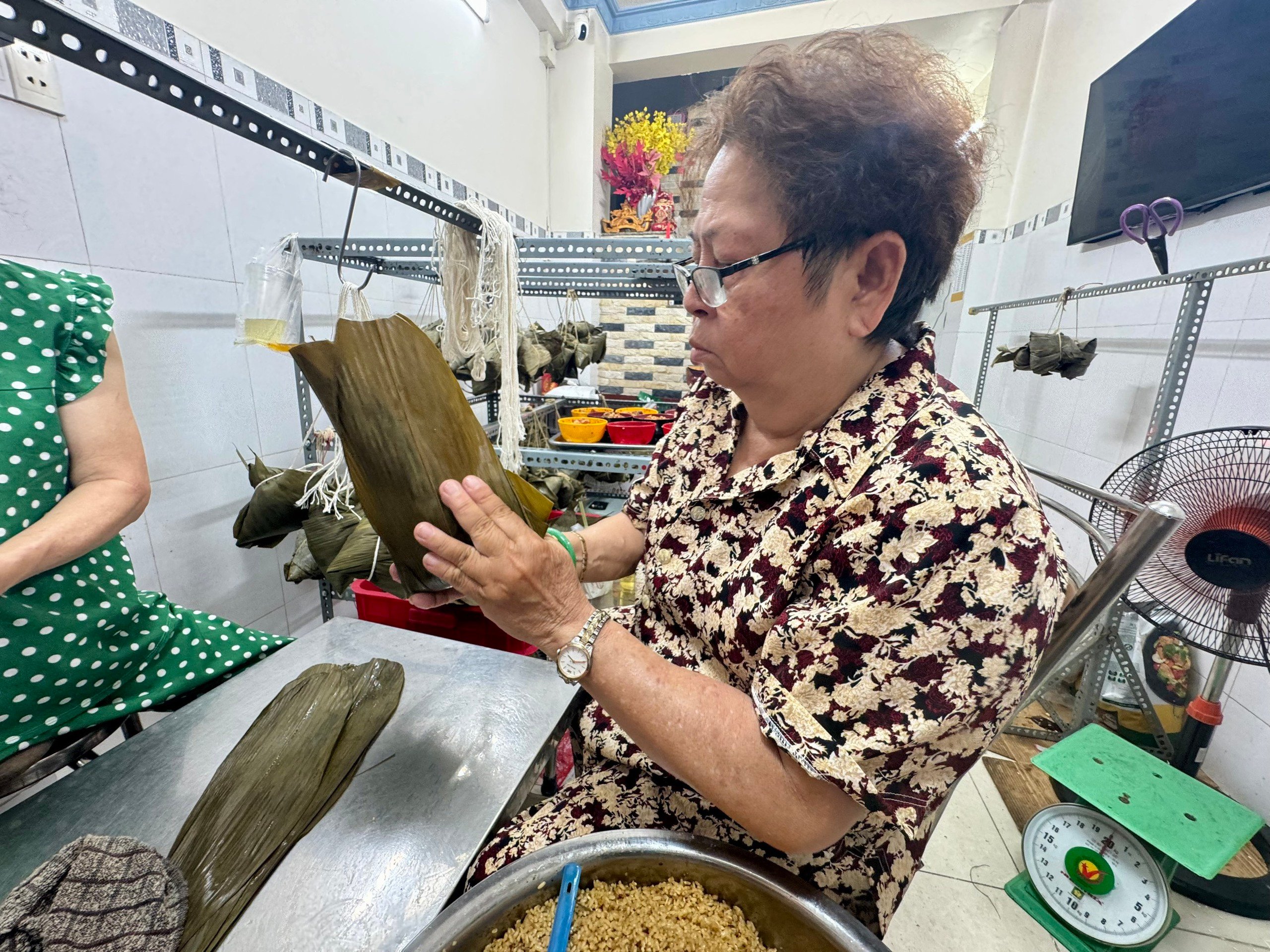 Người Hoa ở TP.HCM làm bánh bá trạng: Khách đặt trước một tháng, gói hơn 9.000 chiếc - Ảnh 6.
