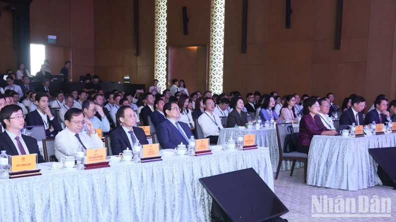 The banking industry needs to pioneer in digital transformation to effectively serve people and businesses. Photo 2