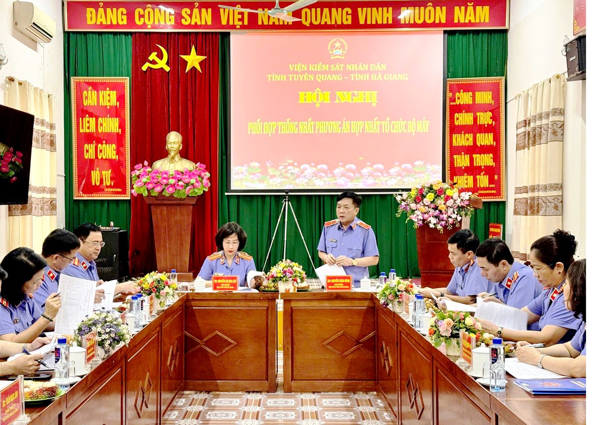 Viện trưởng VKSND tỉnh Tuyên Quang Nguyễn Xuân Hùng phát biểu tại hội nghị.
