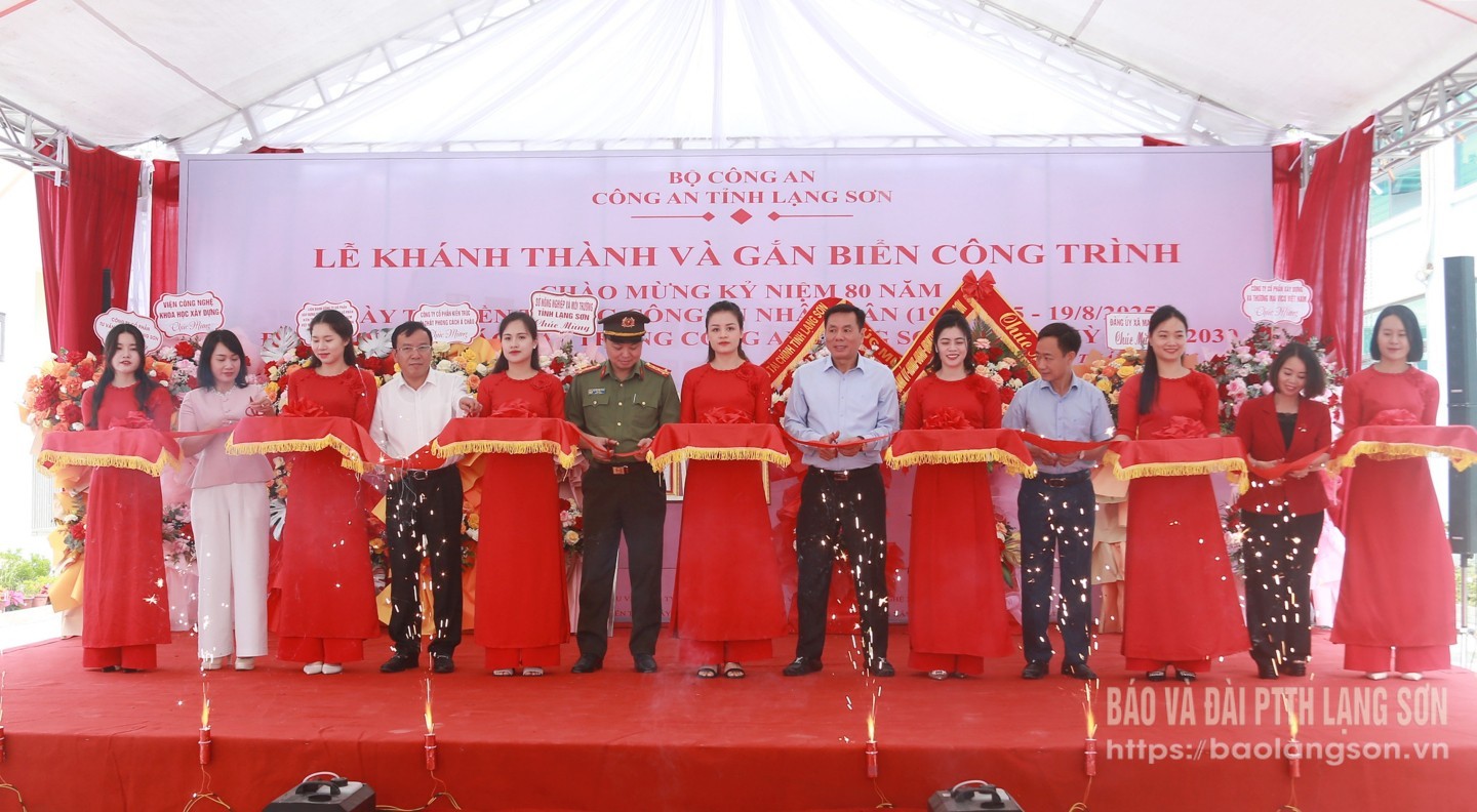 Các đại biểu thực hiện nghi thức cắt băng khánh thành công trình