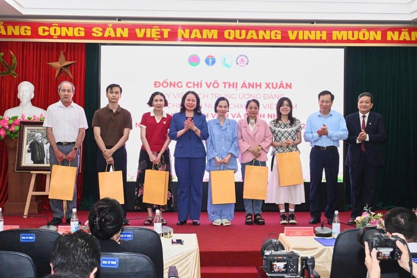 Phó Chủ tịch nước Võ Thị Ánh Xuân và Thứ trưởng Bộ Y tế Lê Đức Luận tặng quà 6 bệnh nhân được ghép phổi thành công tại bệnh viện.