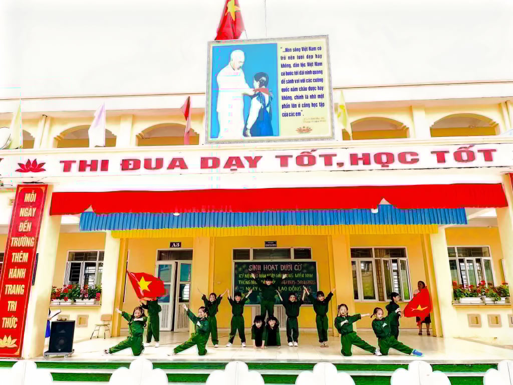 Học sinh trường Tiểu học thị trấn Cái Rồng (huyện Vân Đồn) tổ chức các hoạt động văn nghệ kỷ niêm 50 năm Ngày Giải phóng miền Nam thống nhất đất nước.