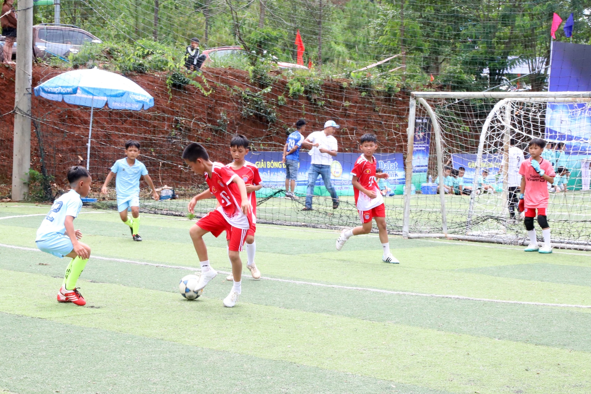 U11 huyện Đắk R'lấp thể hiện được trình độ khi kiểm soát bóng tốt và những pha dứt điểm chính xác