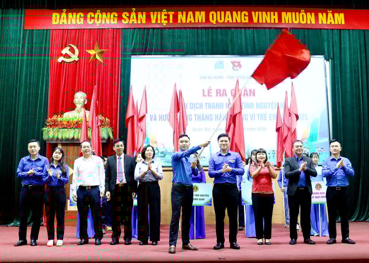 Les dirigeants de l'Union des jeunes de la province de Ha Giang ont présenté le drapeau de la campagne de volontariat des jeunes d'été 2025 à l'Union des jeunes du district de Quan Ba.
