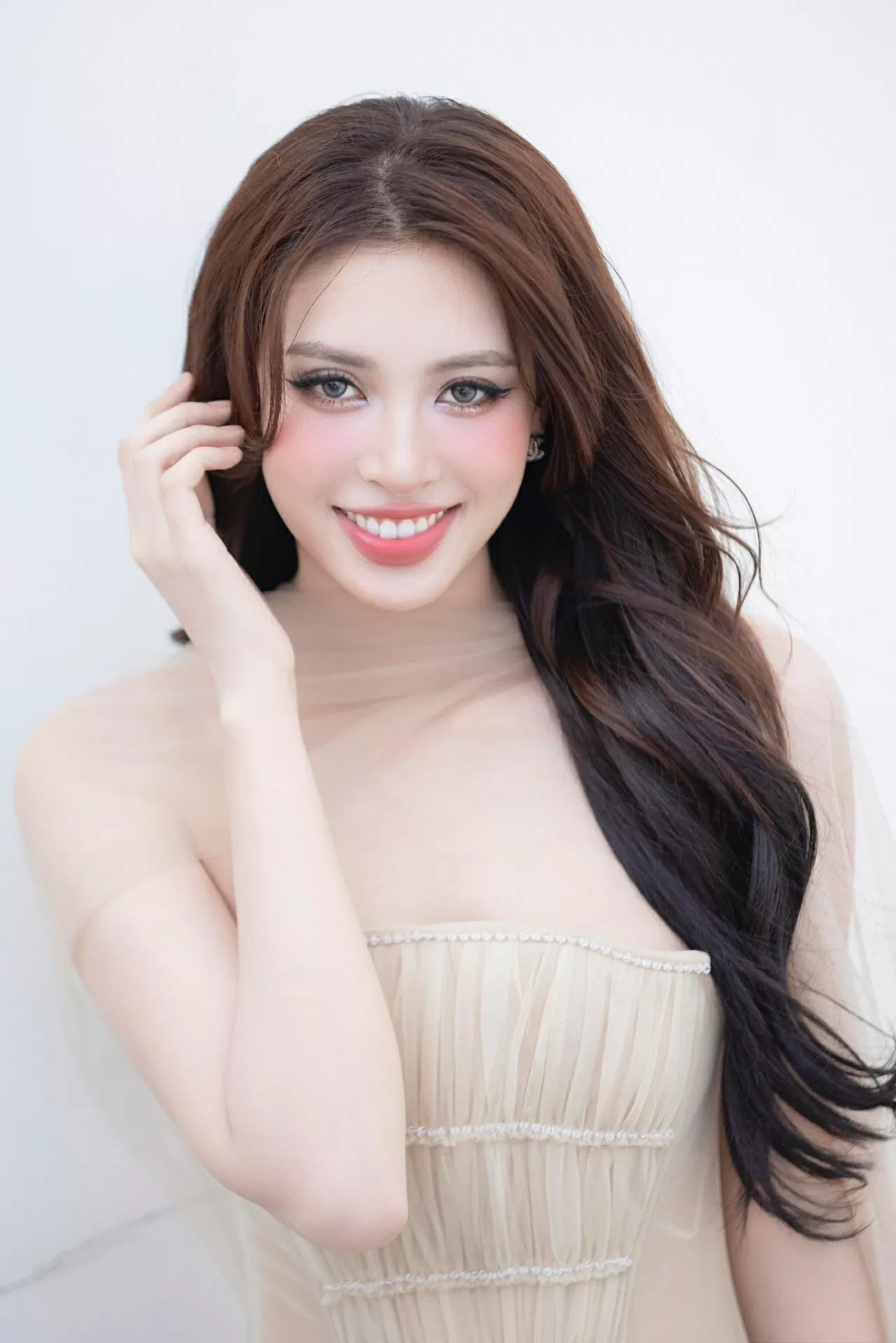Ngắm bộ ảnh đẹp nên thơ của Hoa hậu Trần Tiểu Vy - Ảnh 11.