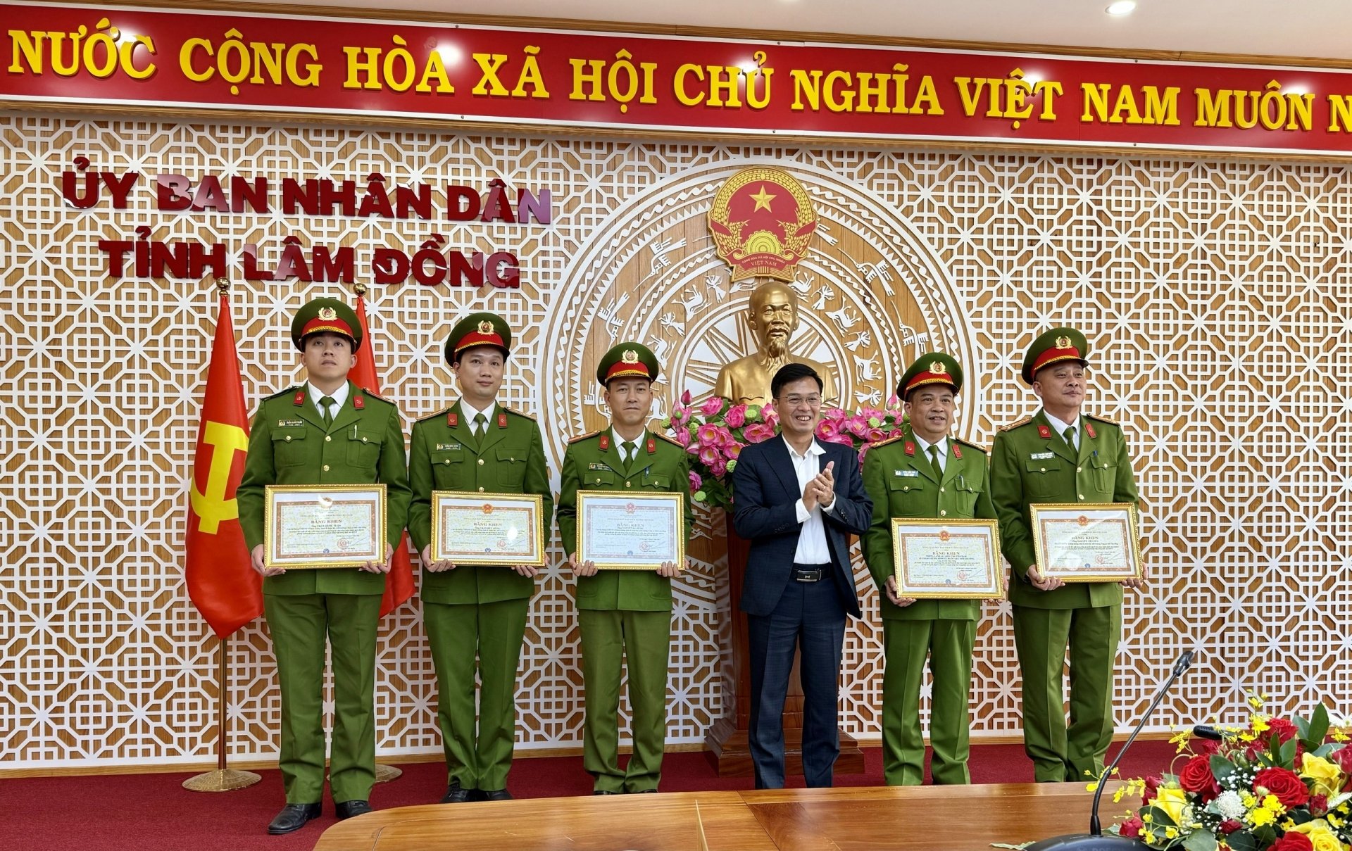 Die vietnamesische Sozialversicherung hat zwei Kollektiven und acht Einzelpersonen innerhalb und außerhalb der Industrie in der Provinz Lam Dong Verdiensturkunden für ihre herausragenden Leistungen verliehen.