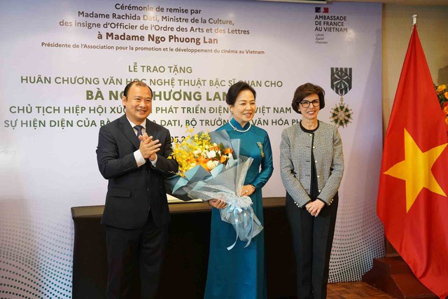 TS Ngô Phương Lan nhận Huân chương Văn học nghệ thuật Pháp- Ảnh 1.