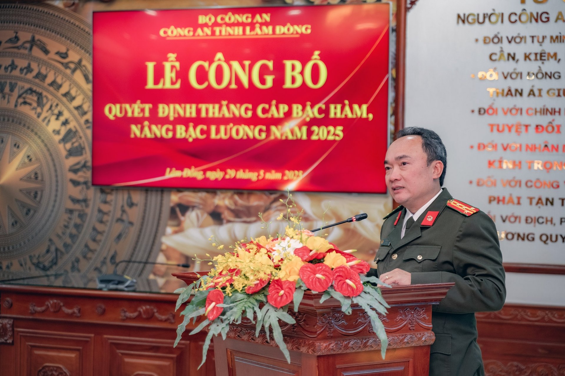 El coronel Truong Minh Duong, director de la Policía Provincial, pronunció un discurso directivo.