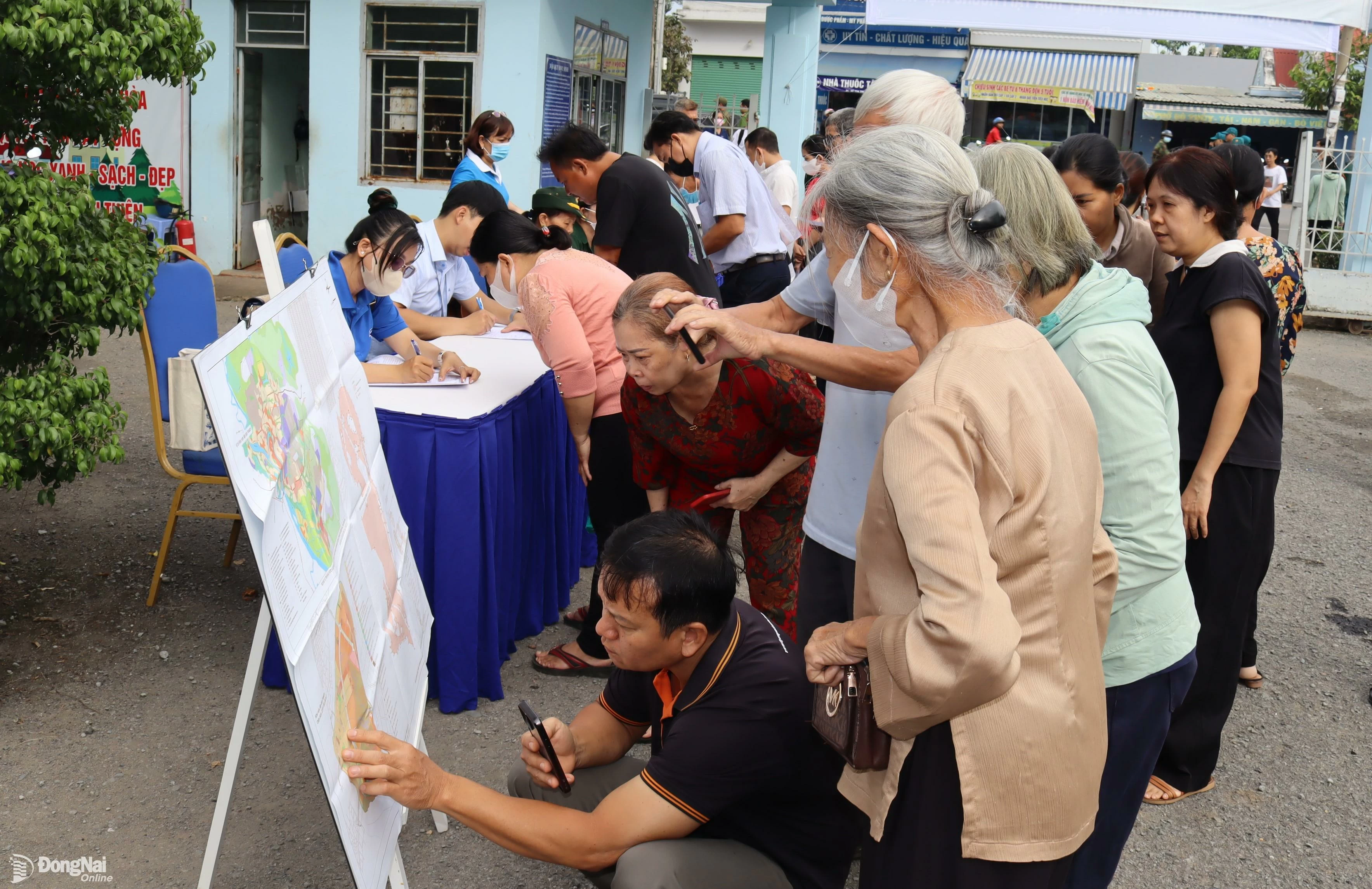 Người dân phường Hiệp Hòa, thành phố Biên Hòa xem bản đồ thu hồi đất thực hiện Dự án Khu đô thị Hiệp Hòa. Ảnh: Hoàng Lộc