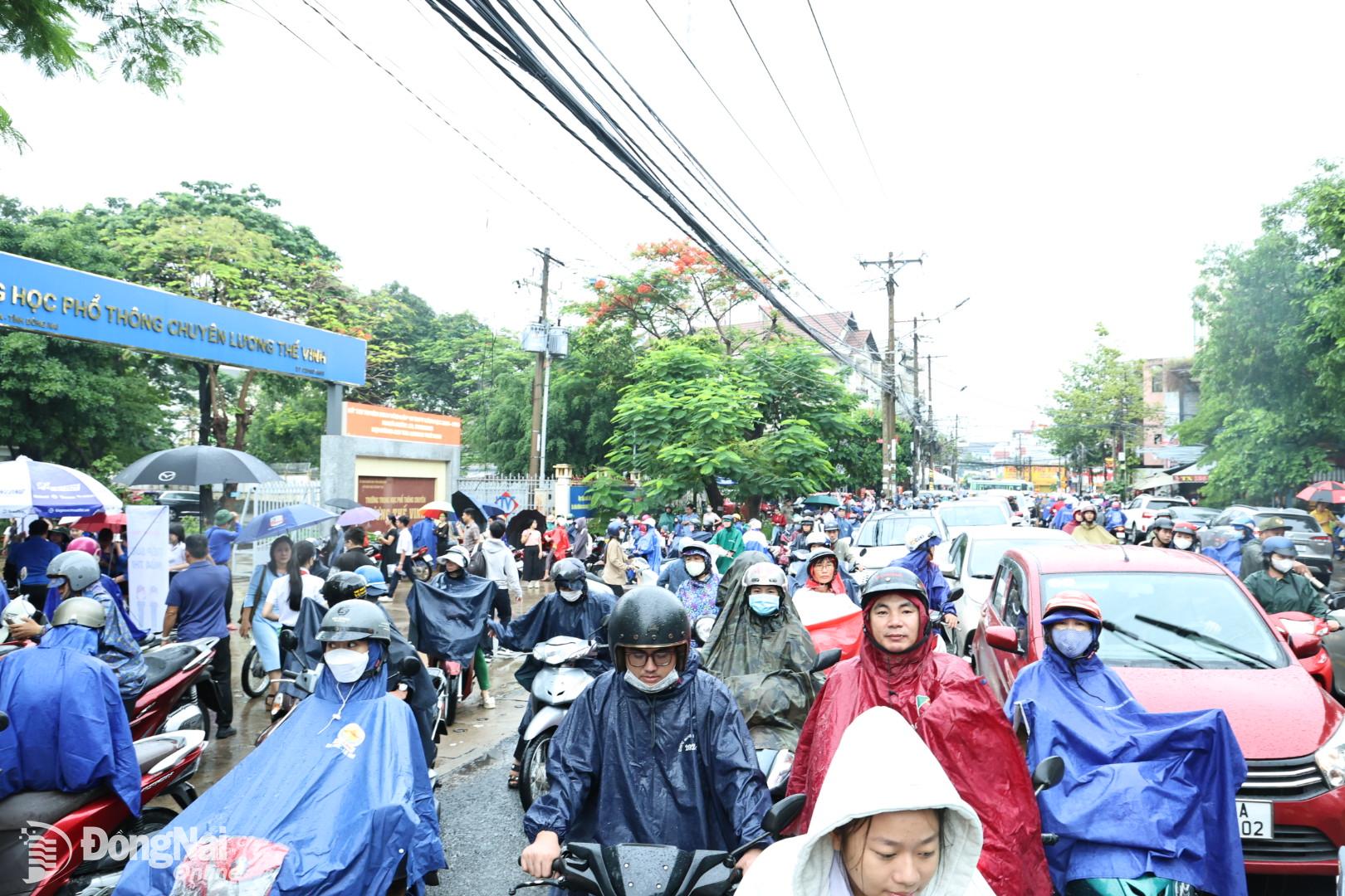 비로 인해 루옹 더 빈 영재고등학교 앞 교통이 국지적으로 혼잡하여 이동이 더디게 진행되고 있습니다. 사진: 콩 응이아