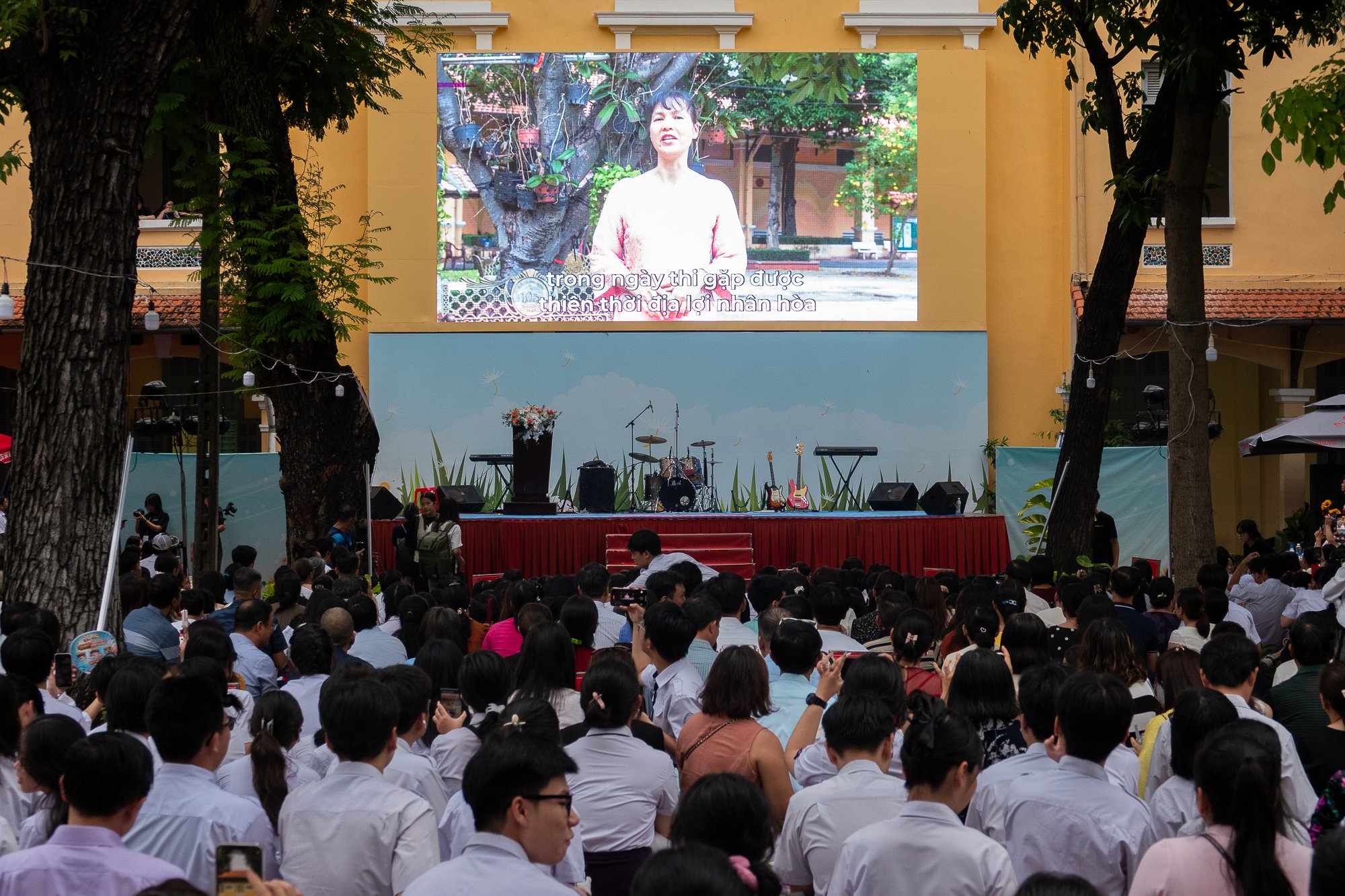 Học sinh Trường THPT Nguyễn Thị Minh Khai cười rồi khóc trong ngày chia tay - Ảnh 6.