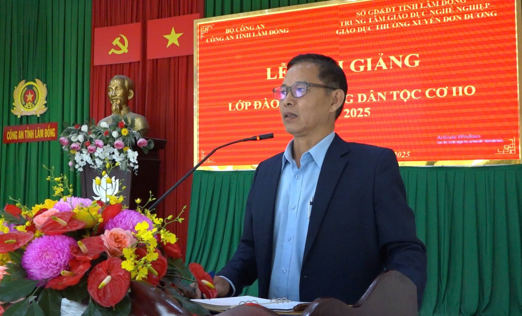 Ông Nguyễn Đình Đân - Giám đốc Trung tâm giáo dục nghề nghiệp - Giáo dục thường xuyên huyện Đơn Dương phát biểu tại Lễ khai giảng