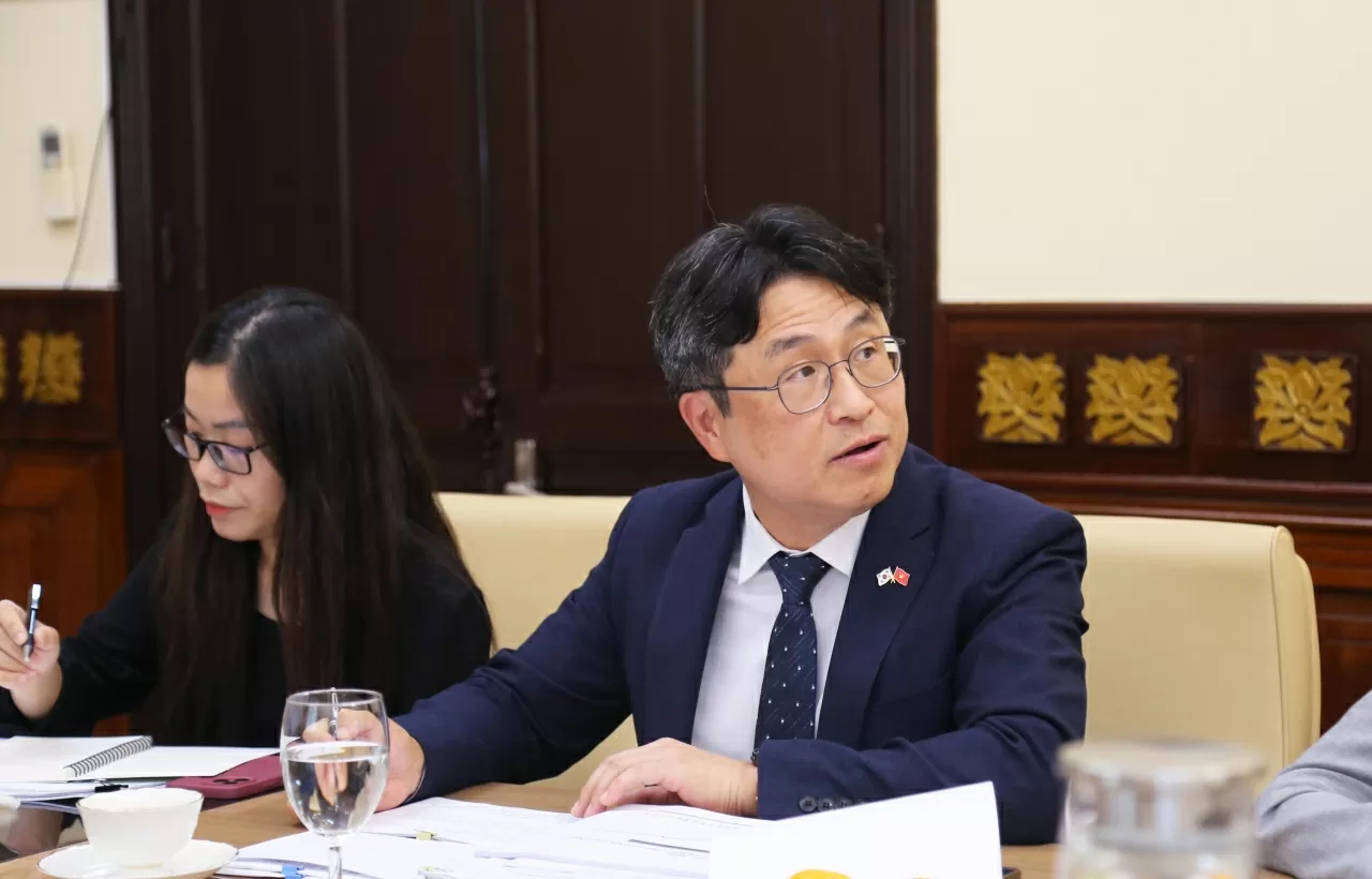 Ông Lee Jae Myun trình bày nội dung tham luận tại Tọa đàm. (Ảnh: Thành Long)
