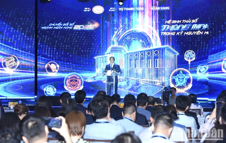The banking industry needs to pioneer in digital transformation to effectively serve people and businesses. Photo 3