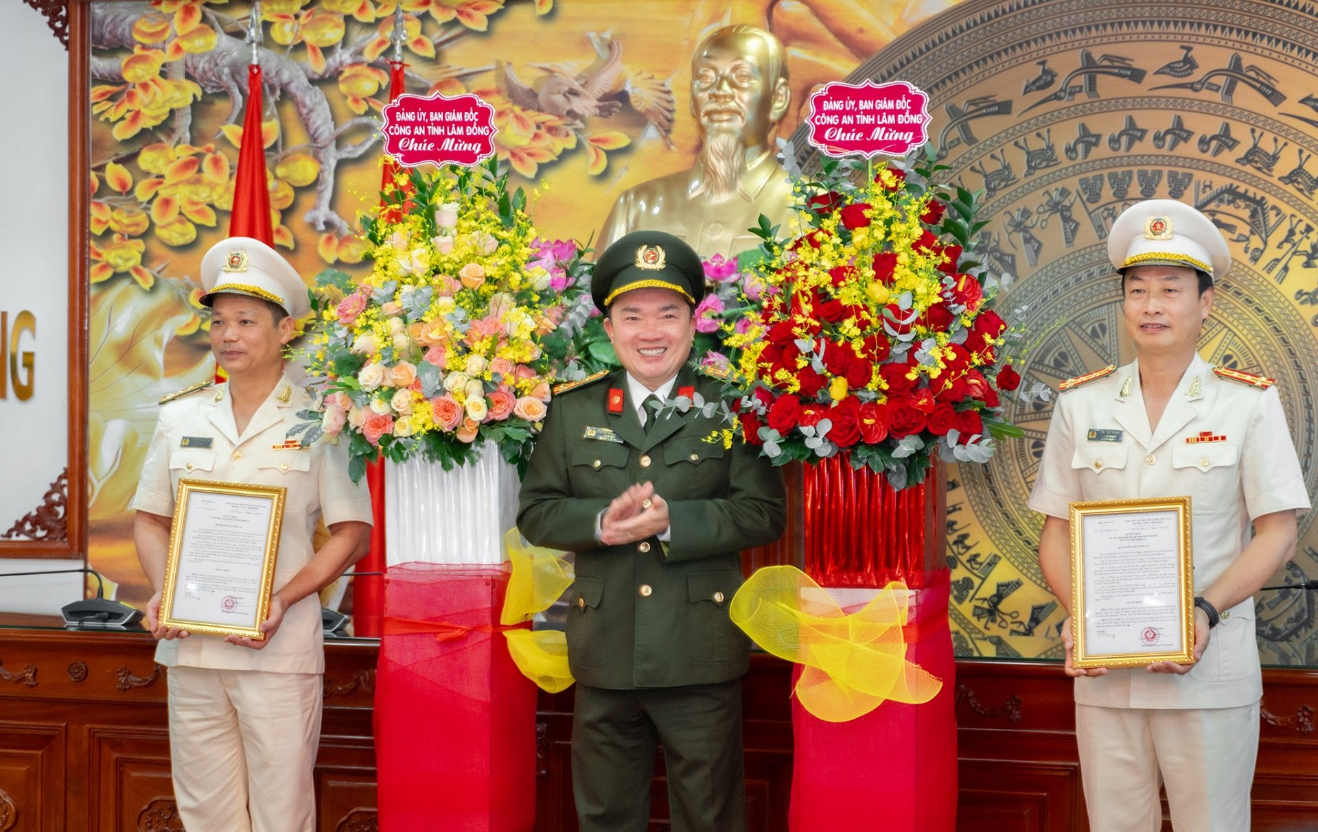 El coronel Truong Minh Duong, director del Departamento de Policía Provincial, presentó la decisión de aumentar el salario y promover los rangos a los subdirectores.  