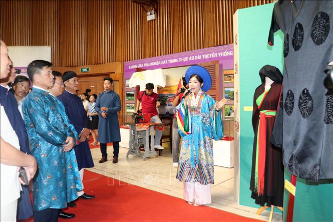 Quảng Ninh: Trưng bày 'Áo dài Việt Nam qua các thời kỳ lịch sử' bên bờ Di sản vịnh Hạ Long - Ảnh 1.