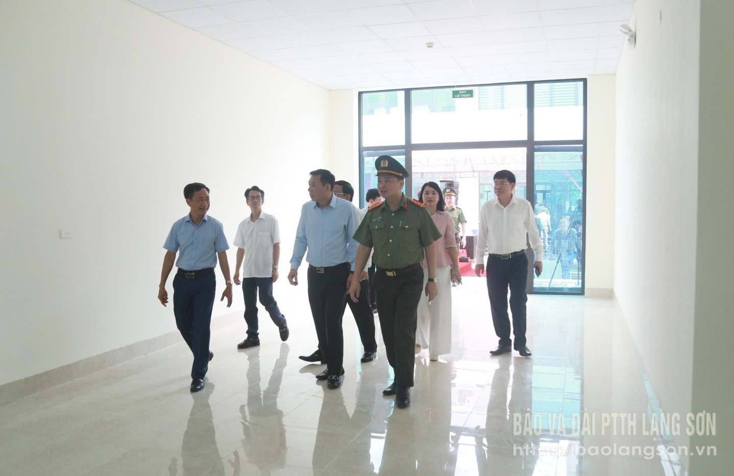 Các đại biểu tham quan công trình