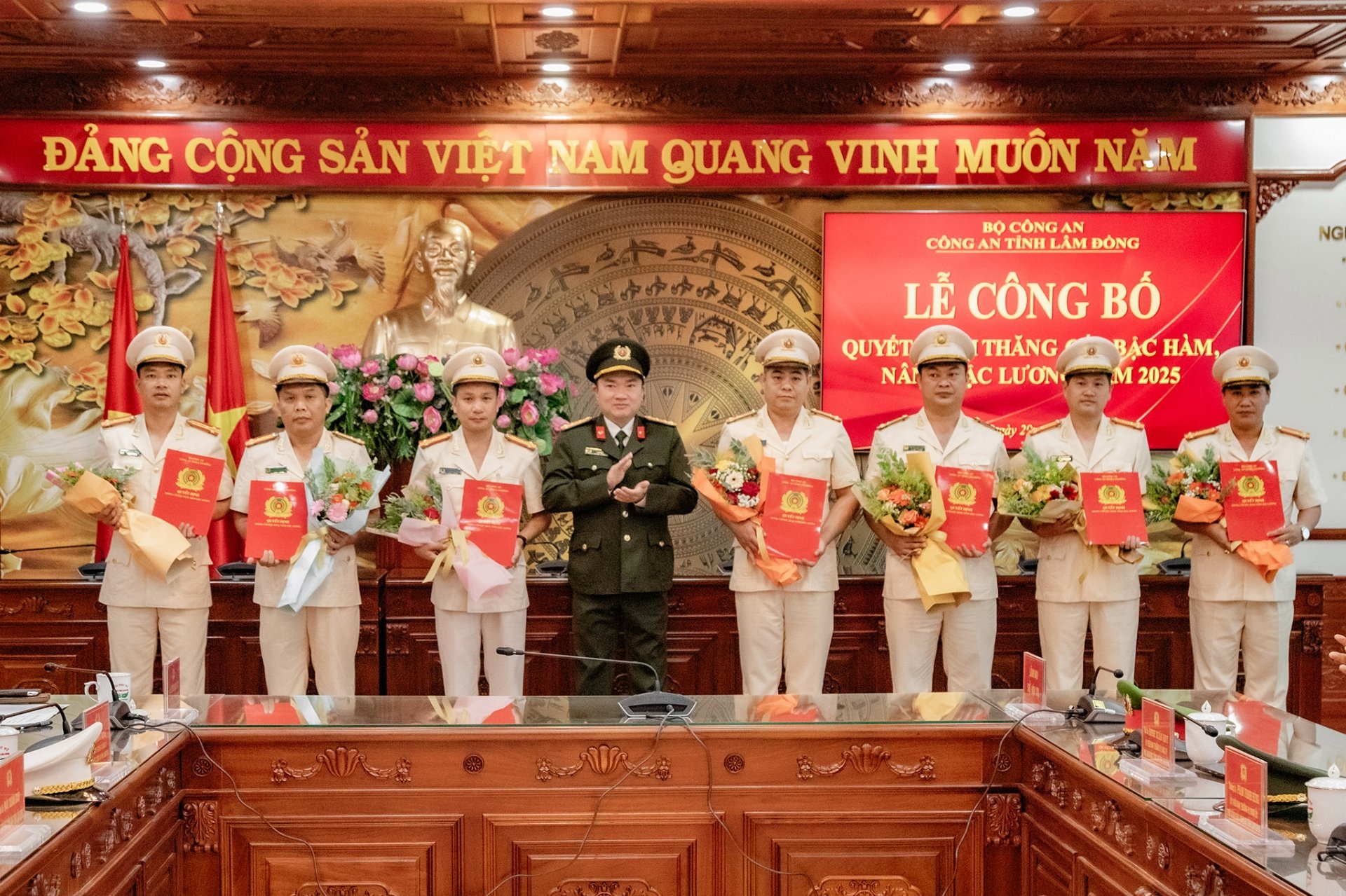 El coronel Truong Minh Duong presentó la decisión a los camaradas de promover sus grados de teniente coronel a coronel mayor.