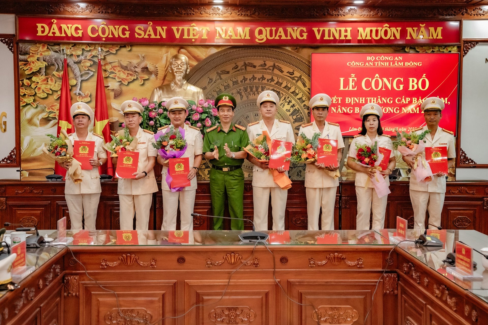 El coronel Dinh Xuan Huy, subdirector del Departamento de Policía Provincial, presentó a los camaradas la decisión de aumentar su salario al rango de teniente coronel.