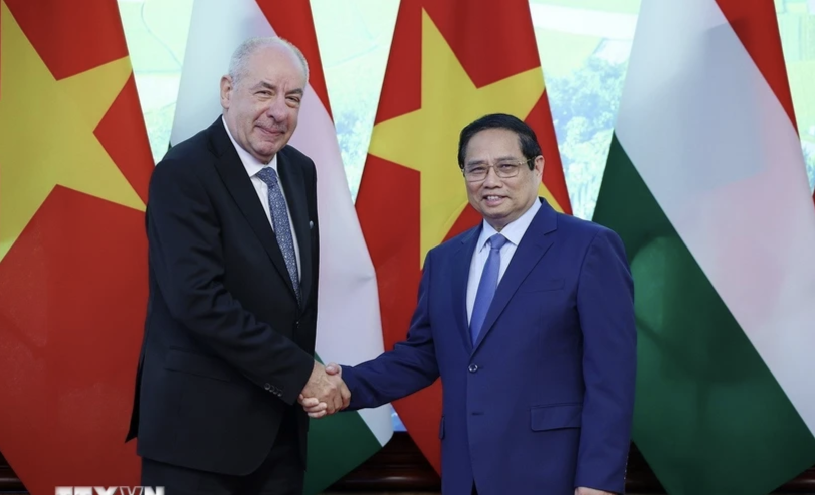 Vietnam gives top priority to strengthening relations with Hungary
