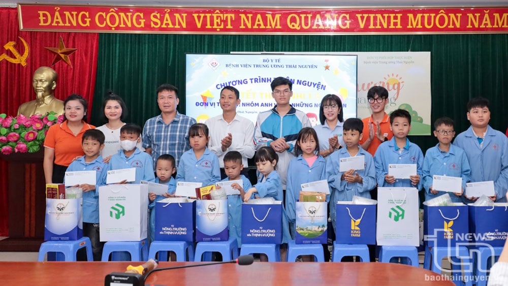 Des philanthropes offrent des cadeaux aux enfants soignés à l'hôpital central Thai Nguyen.