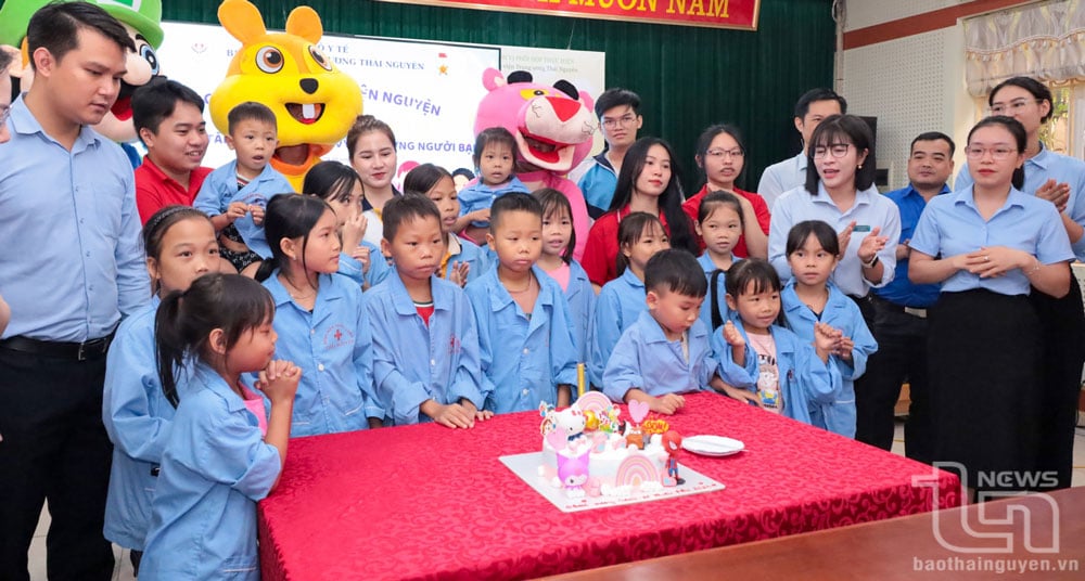 Les enfants soufflent des bougies et coupent des gâteaux pour célébrer la Journée des enfants à l'hôpital central Thai Nguyen.