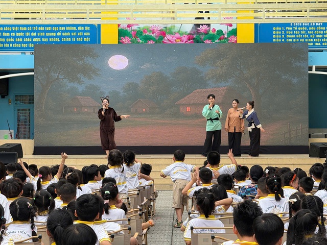 Cérémonie unique de fin d'année scolaire : les élèves regardent des pièces de théâtre, écoutent des messages d'été - Photo 7.