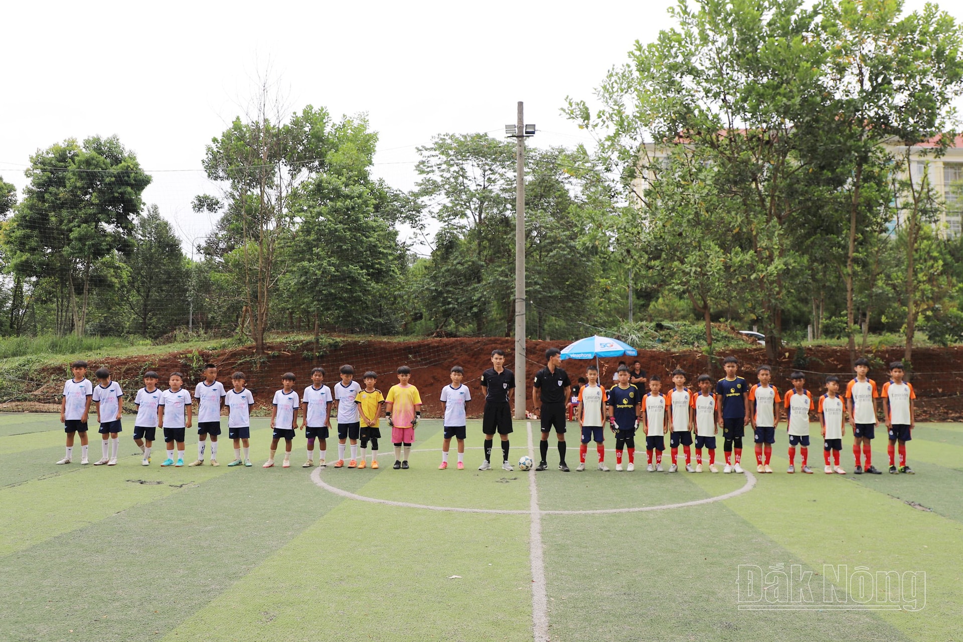 Ở lượt thứ 2 vòng loại bảng A, đội U11 Đắk R'lấp (áo trắng) gặp U11 Đắk Glong