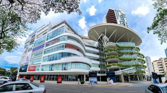 gurney-paragon-mall.webp