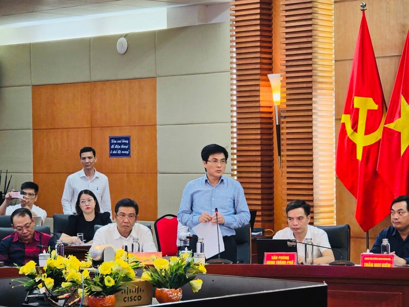 Phó Giám đốc Sở Nội vụ Hải Phòng Hoàng Văn Đức thông tin tại Hội nghị Giao ban báo chí