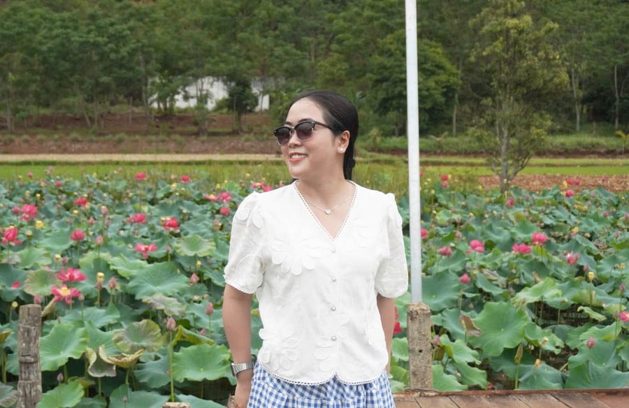 chi-nguyen-do-to-chau-31-duong-wuu-phuong-ia-kring-cung-nhom-ban-vuot-gan-20-km-de-check-in-canh-dong-sen-dang-hottrend-anh-chu-hang.jpg