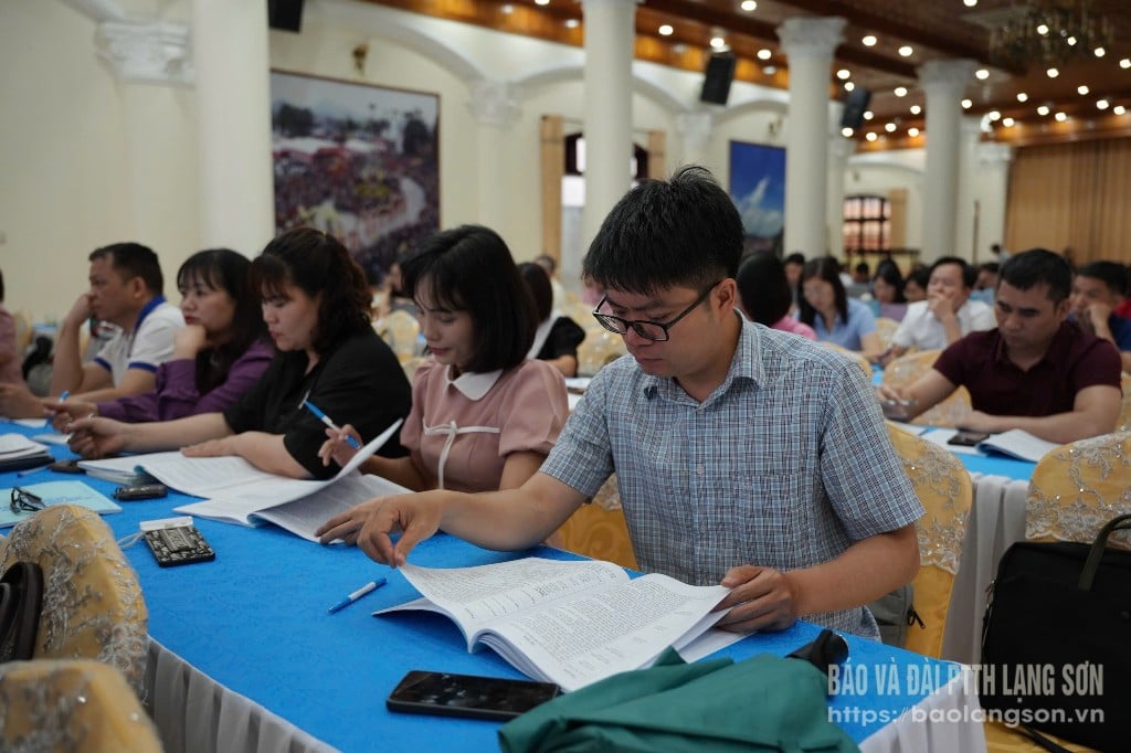 Le personnel et les enseignants participent à une conférence de formation sur l'organisation des examens d'entrée au lycée de 10e année pour l'année scolaire 2025-2026