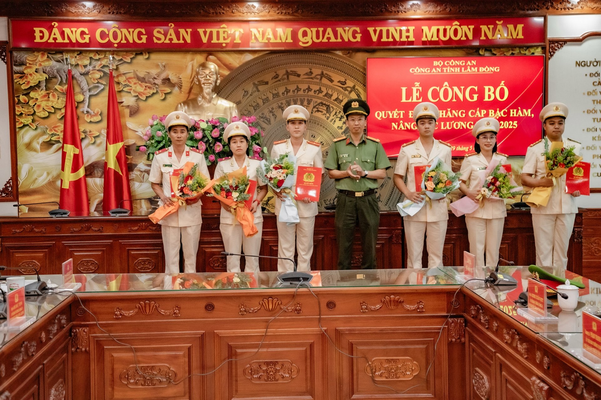 El teniente coronel Pham Thanh Hung, subdirector del Departamento de Policía Provincial, presentó a los camaradas las decisiones sobre el aumento salarial y el ascenso al rango de teniente.