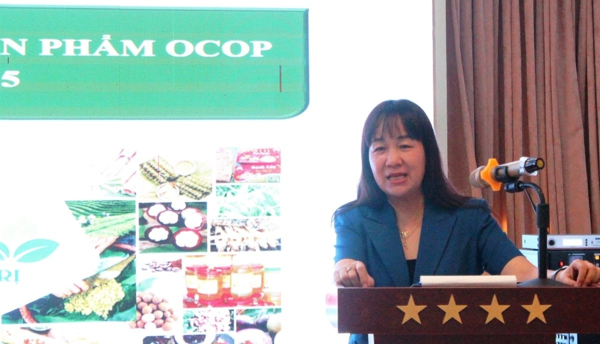 La Sra. Vu Thi Bich Hau, subdirectora del Departamento de Agricultura y Medio Ambiente de la ciudad de Da Nang, dijo que el Departamento revisará y apoyará a los sujetos de la OCOP en la creación de historias de productos. Foto: Lan Anh