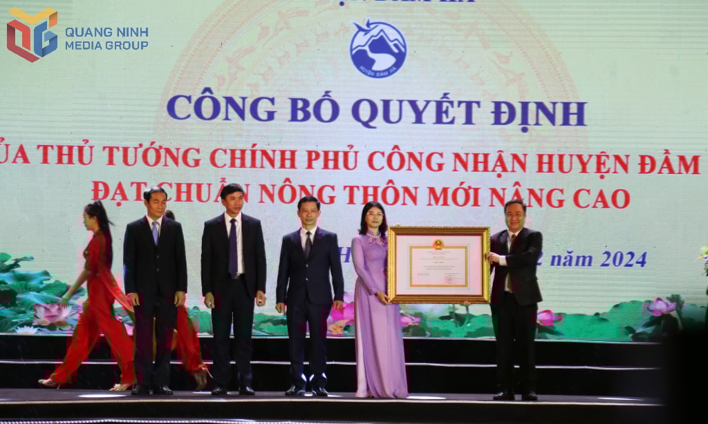 Autorizado por el Gobierno, el camarada Dang Xuan Phuong, subsecretario del Comité Provincial del Partido, jefe de la delegación de la Asamblea Nacional Provincial, presentó la Decisión del Primer Ministro que reconoce al distrito de Dam Ha como el que cumple con los nuevos estándares rurales avanzados.