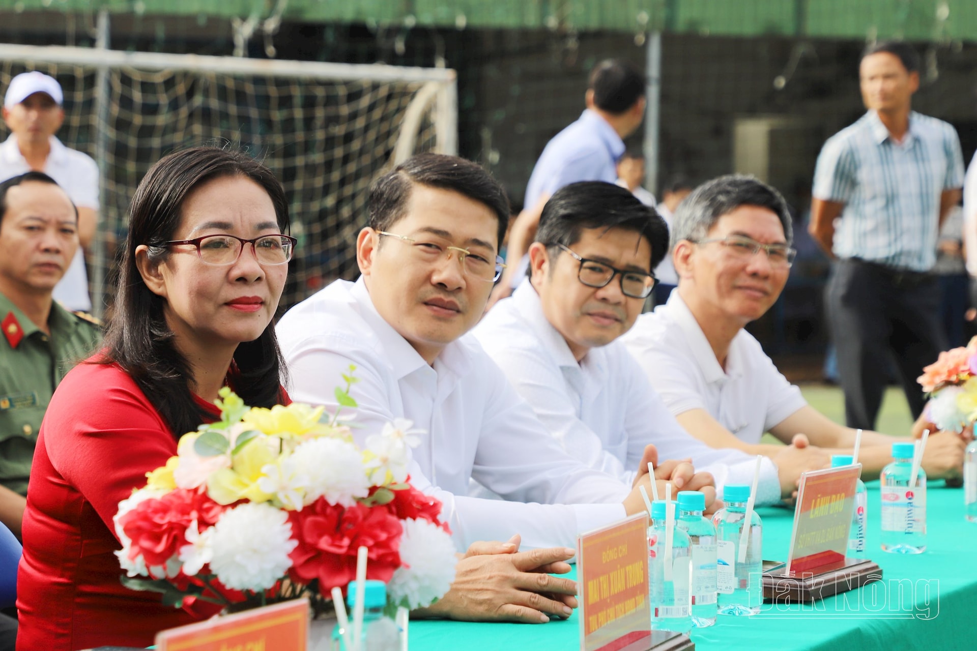 Dak Nong 신문 컵 U11 축구 토너먼트 개막식에 참석한 대표단