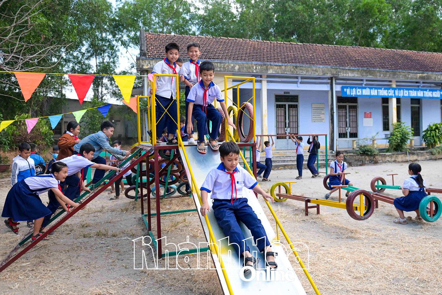 កុមារឃុំ Suoi Tan (ស្រុក Cam Lam)   មាន​កន្លែង​លេង​ហ្គេម​ដែល​អនុវត្ត​ដោយ​សហភាព​យុវជន​ស្រុក​ខេមឡាំ។ រូបថត៖ Vinh Thanh