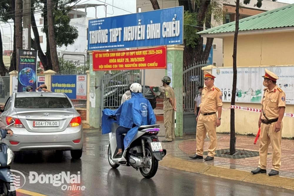 Cán bộ Phòng Cảnh sát giao thông Công an tỉnh phối hợp với lực lượng chức năng địa phương đảm bảo an toàn giao thông, an ninh trật tự tại hội đồng thi Trường THPT Nguyễn Đình Chiểu (huyện Long Thành). Ảnh: Đăng Tùng