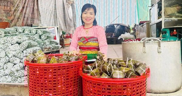 Muong-Mädchen bringt Gai-Kuchen mit, der zu einem beliebten Geschenk bei Suoi Ca Than wird