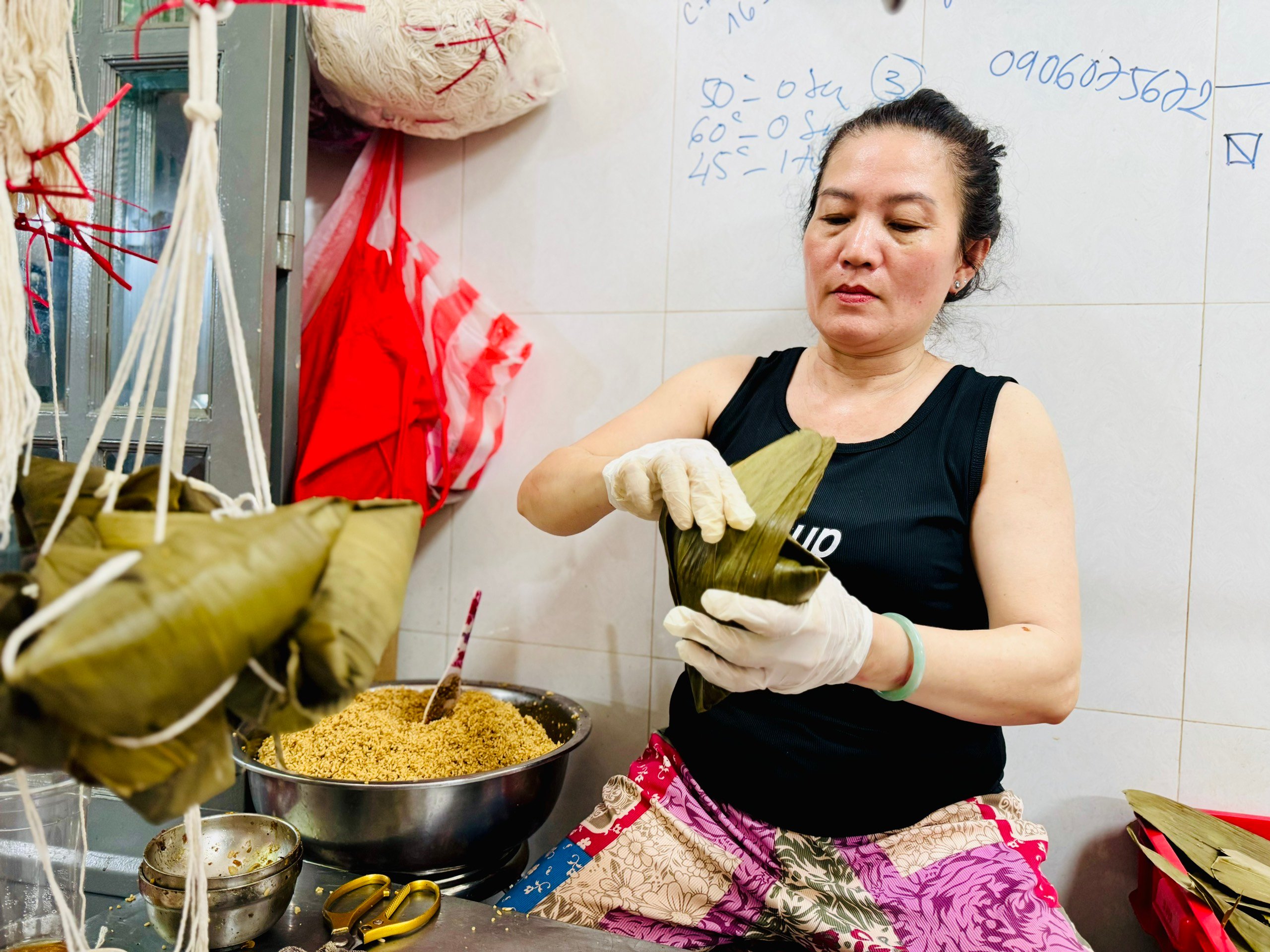 Người Hoa ở TP.HCM làm bánh bá trạng: Khách đặt trước một tháng, gói hơn 9.000 chiếc - Ảnh 1.
