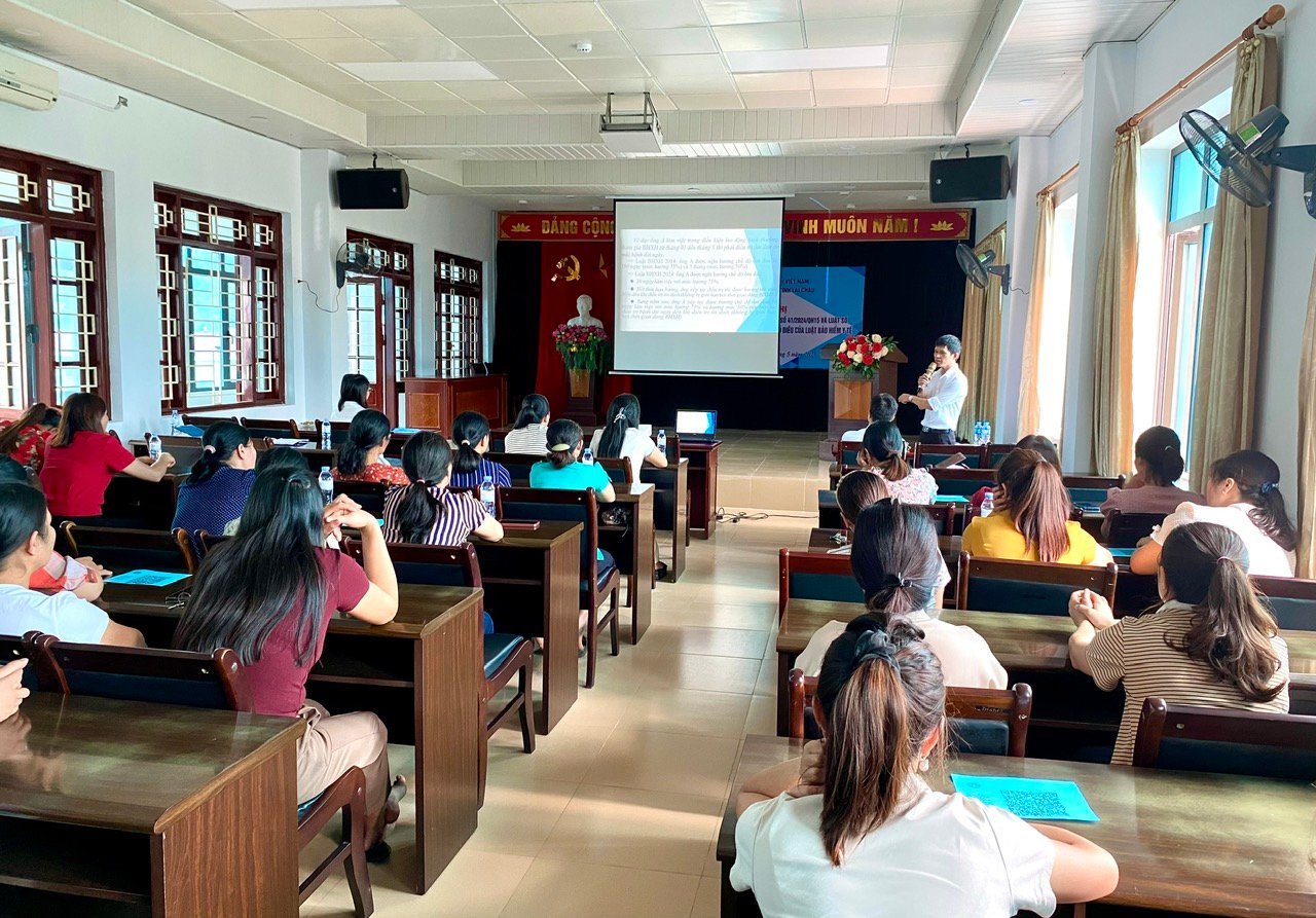 Viên chức BHXH tỉnh tuyên truyền những điểm mới của của Luật BHXH số 41/2024/QH15.